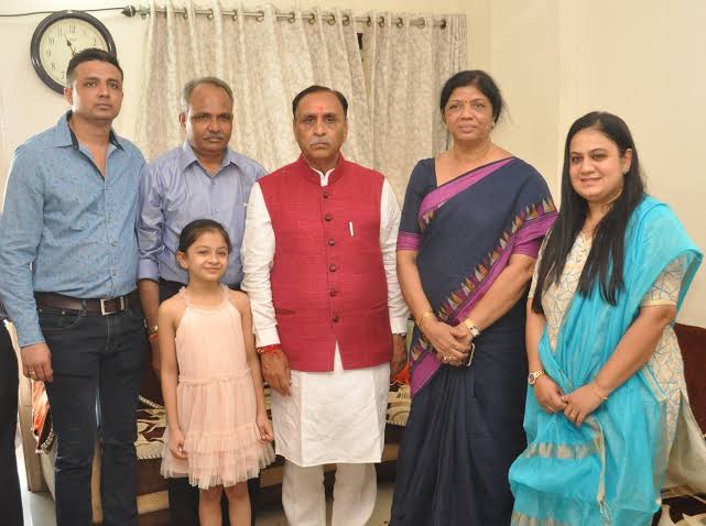 गुजरात के पूर्व मुख्यमंत्री विजय रूपाणी का एयर इंडिया की फ्लाइट AI-171 हादसे में निधन, बेटी से मिलने लंदन जा रहे थे।