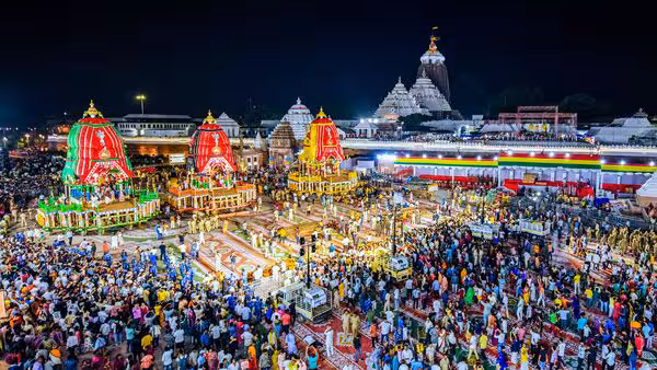 तीन भाई देवताओं भगवान जगन्नाथ, भगवान बलभद्र और देवी सुभद्रा को उनके रथों पर लाने के साथ पुरी रथ यात्रा की शुरूआत हुई।