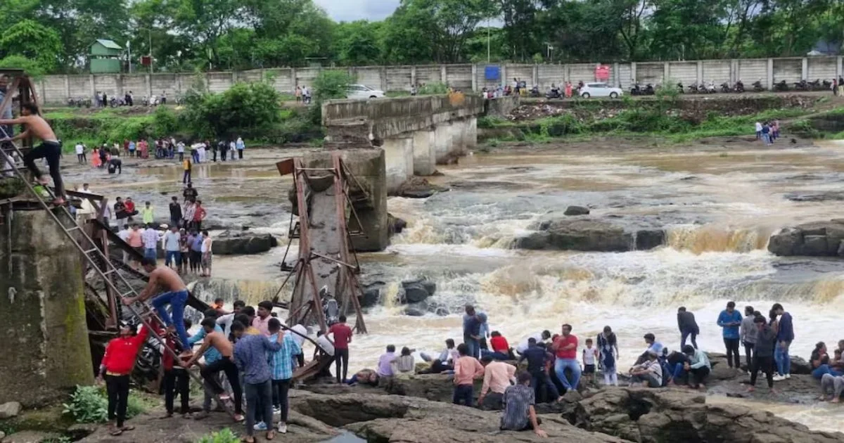 पुणे हादसा: इंद्रायणी नदी पर पुल ढहा, 30 पर्यटकों के डूबने की आशंका,6 शव मिले