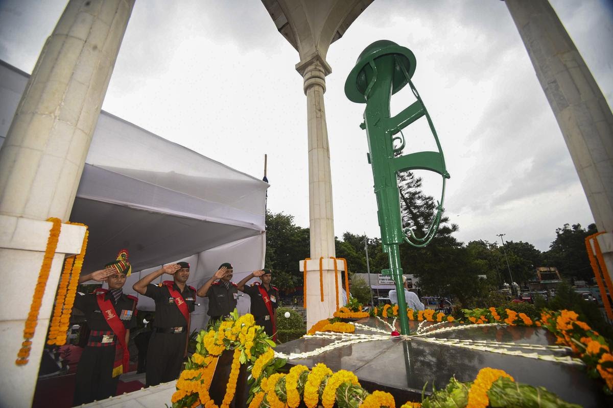 कारगिल विजय दिवस 2025: देश ने शहीदों को किया नमन, राष्ट्रपति और प्रधानमंत्री सहित नेताओं ने ट्वीट कर दी श्रद्धांजलि